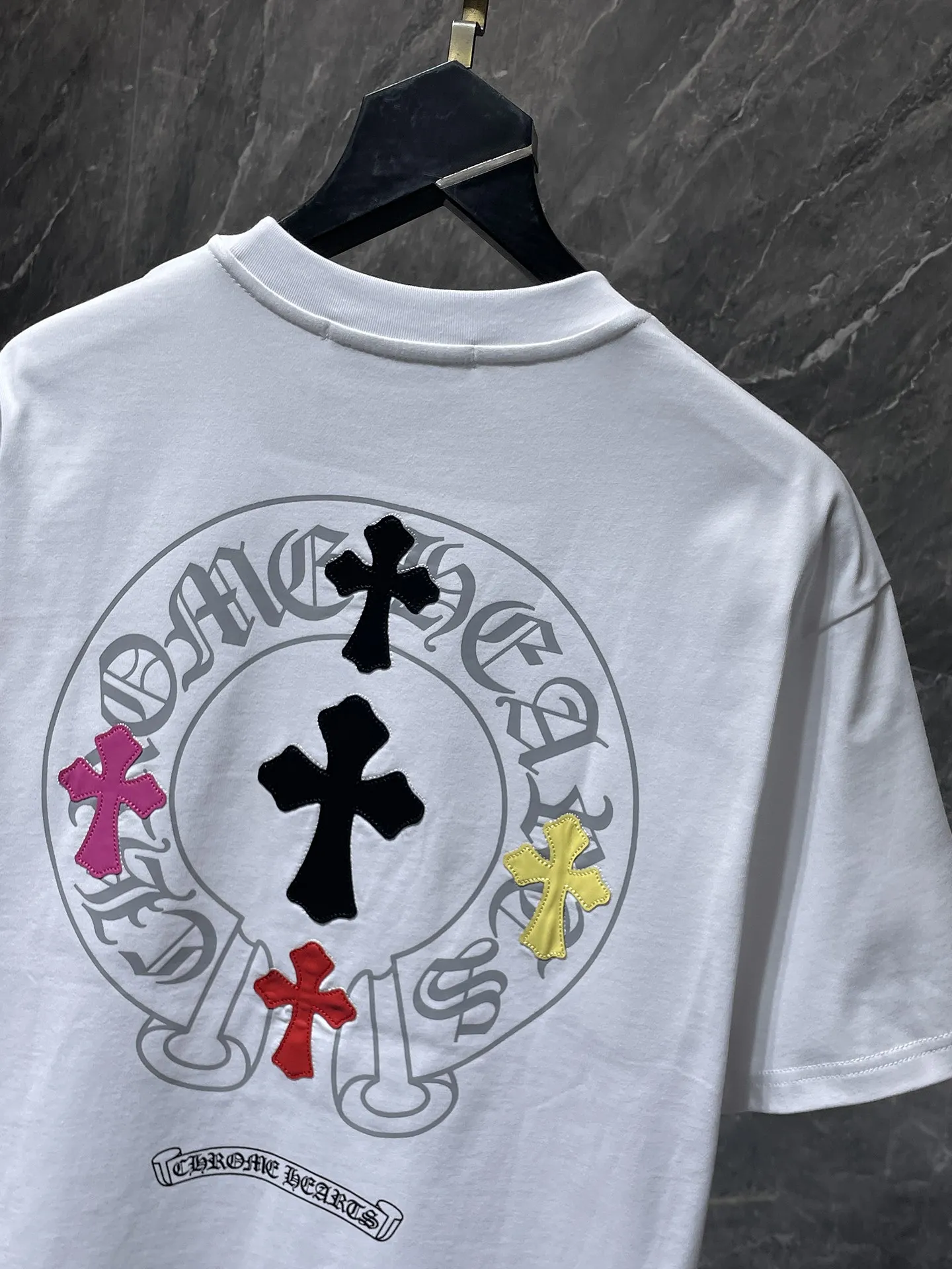 P160 New Chrome Hearts 25ss for summer. High-weight, environmentally friendly and high-quality top-quality fabric. 260g~270g. Chrome colored cross and leather Sanskrit horseshoe short sleeves. Counter synchronization. 1:1 replica version. Recommended colors: white, black.